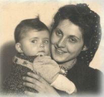 Meine Mutter und ich im März 1947